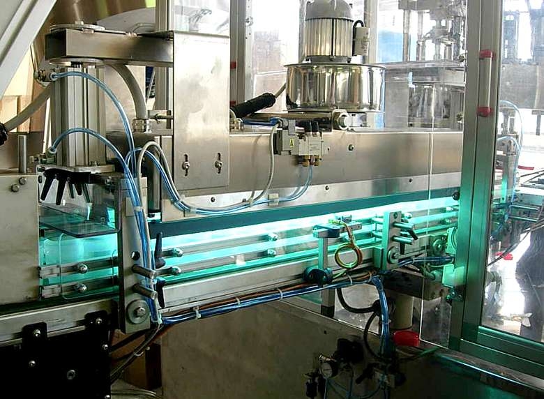 Sistema UV-C inline su linea di tappatura per dispositivi diagnostici in vitro — Light Progress